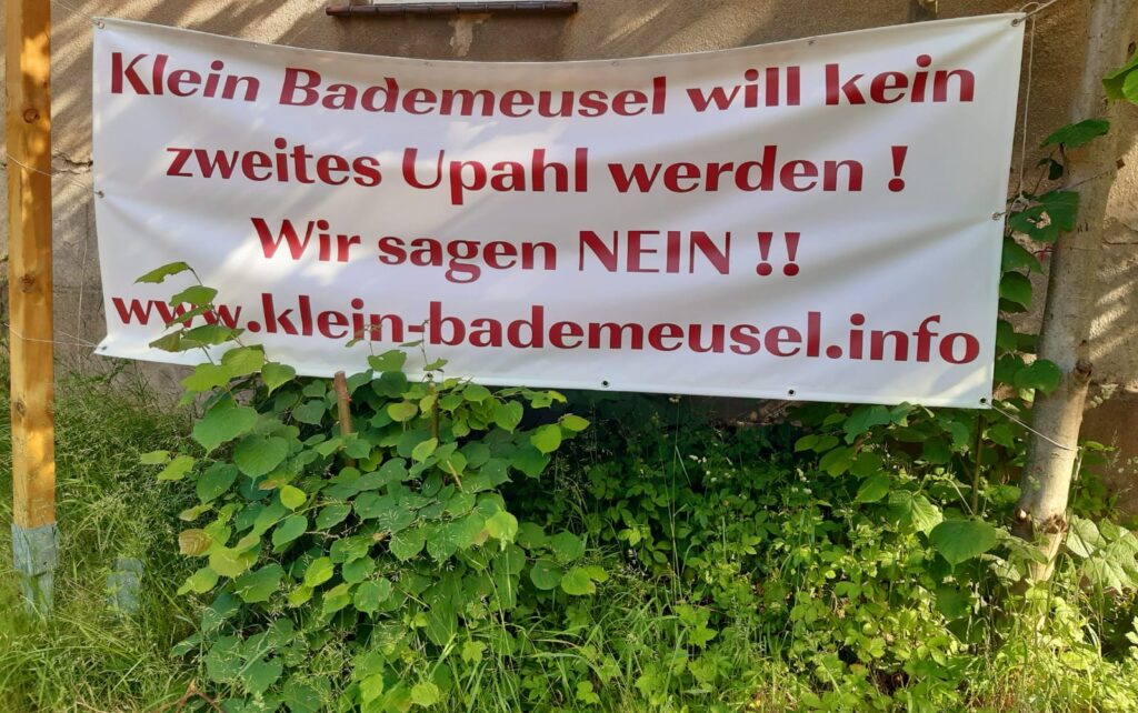 Großes Plakat draußen an zwei Pfosten mit dem Text: "Klein Bademeusel will kein zweites Upahl werden! Wir sagen Nein! www.klein-bademeusel.info"